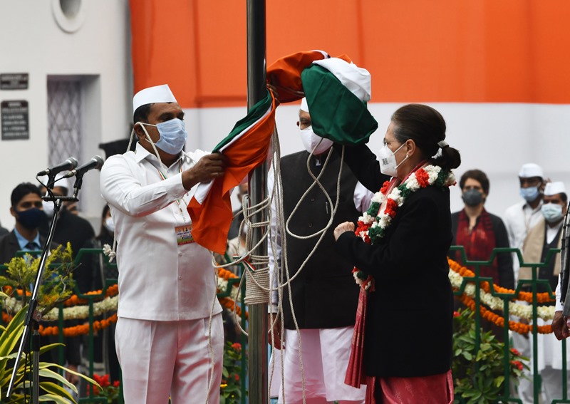 Sonia Gandhi hoisting Congress flag on 137th foundation day