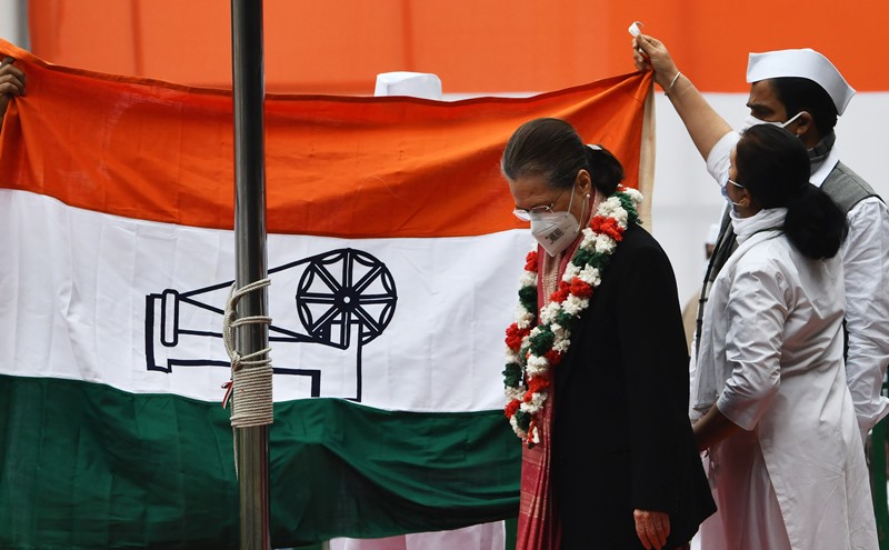 Sonia Gandhi hoisting Congress flag on 137th foundation day