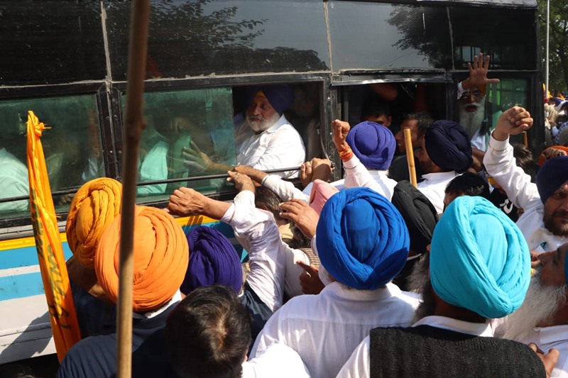 Police resorts to lathicharge on Shiromani Akali Dal workers during gherao of Punjab CM's residence