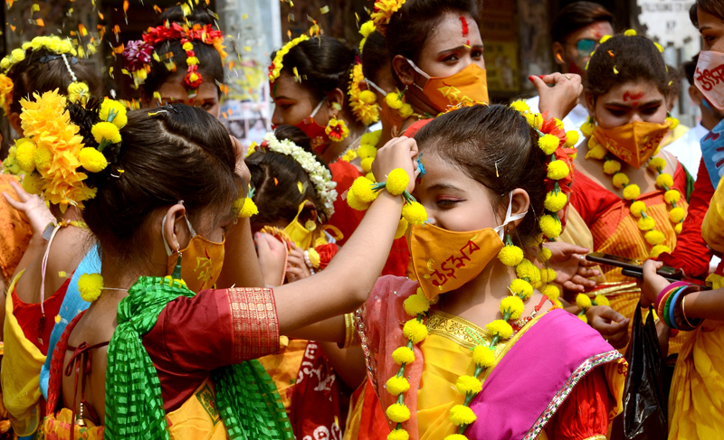 Kolkata soaks into Holi celebrations amid fears of coronavirus