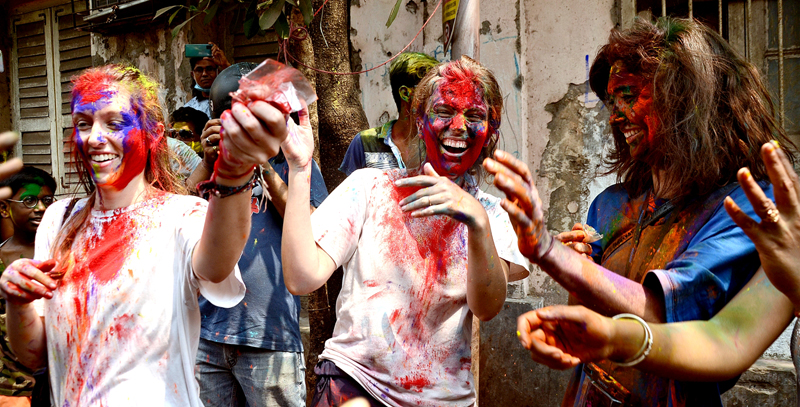 Kolkata soaks into Holi celebrations amid fears of coronavirus