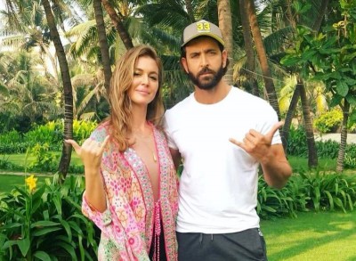 These pics of Hrithik Roshan and Samantha Lockwood are trending. Check out