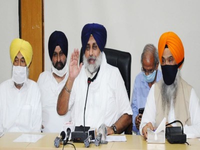 Akali Dal chief Sukhbir Badal protesting outside Amarinder Singh's house detained