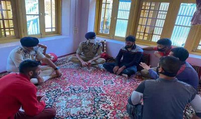 Kashmir: Slain SPO, his wife and daughter laid to rest