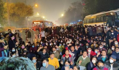 Delhi junior doctors threaten shutdown of medical services over police crackdown on NEET protest
