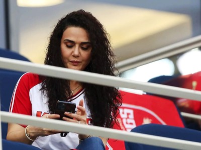 Preity Zinta cheers her team PBKS in IPL 2021