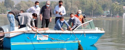 Kashmir's Divisional Commissioner participates in Dal Lake de-weeding drive