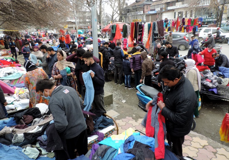 Srinagar abuzz with shopper