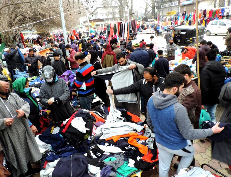Srinagar abuzz with shopper