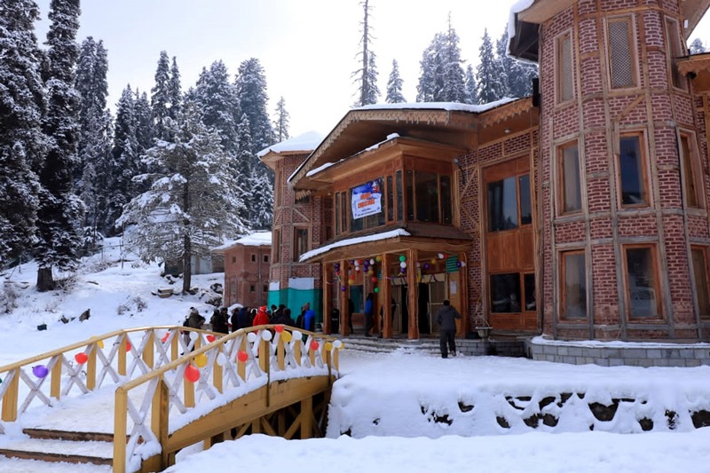 Tourists enjoying in Gulmarg