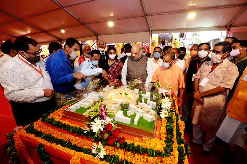 Amit Shah offers prayers at a temple in Varanasi
