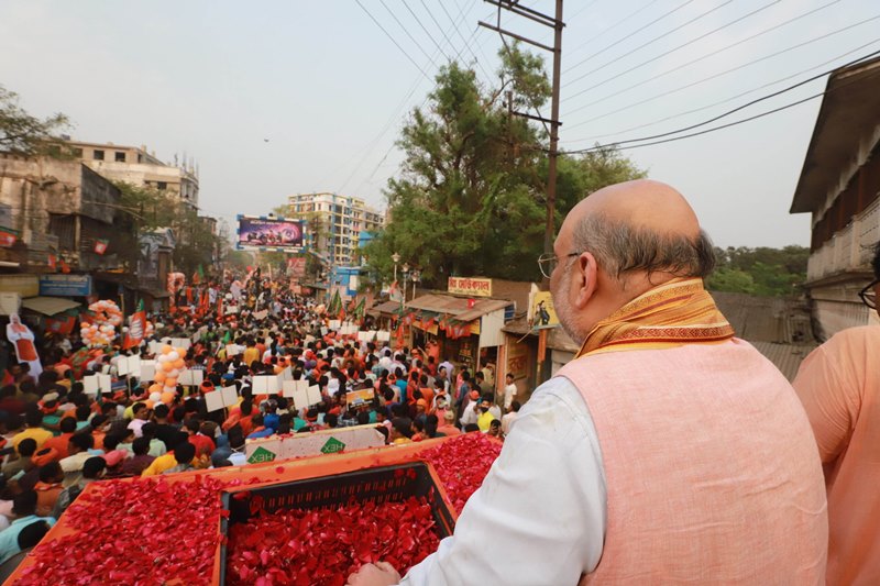 Bengal: Amit Shah holds roadshow in Medinipur