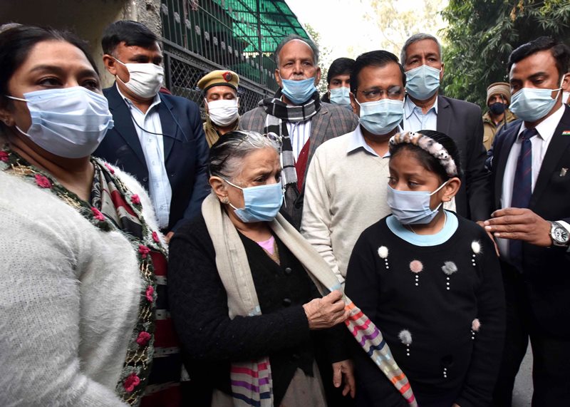 Arvind Kejriwal meets family of person who lost life in line of Covid duty