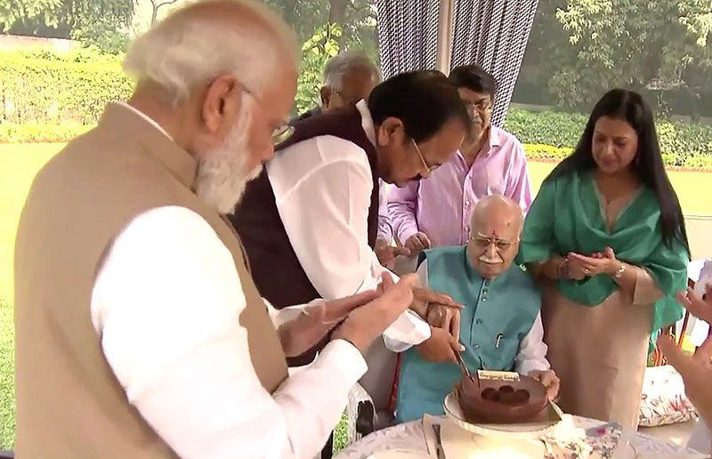 PM Modi visits LK Advani on his birthday