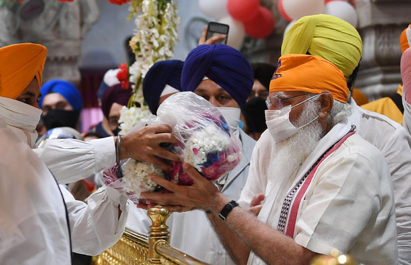 Modi visits Gurudwara Sis Ganj Sahib