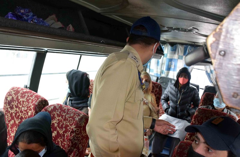 Traffic police challan vehicles flouting Covid SOPs in Srinagar