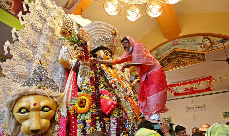 Where men cross-dress to welcome goddess Jagadhatri in West Bengal