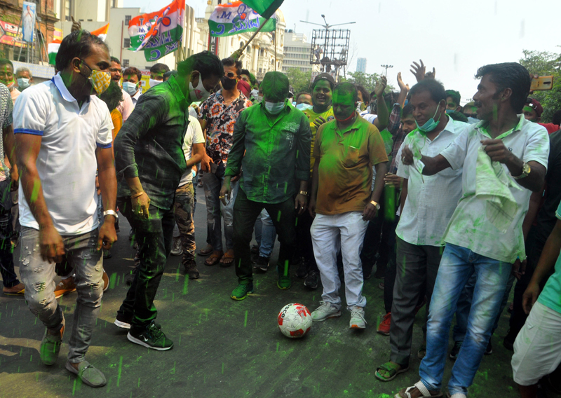 TMC supporters celebrate Bengal Assembly poll victory in Kolkata
