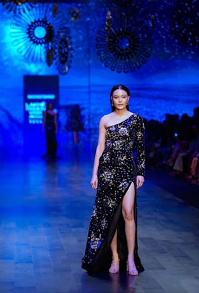 Nachiket’s contemporary festive wear dazzles Lakme Fashion Week ramp