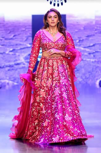 Nachiket’s contemporary festive wear dazzles Lakme Fashion Week ramp