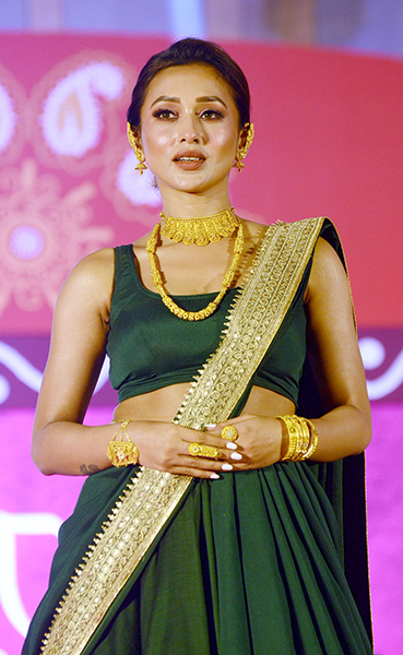 In images: Mimi Chakraborty unveils Tanishq's pujo collection