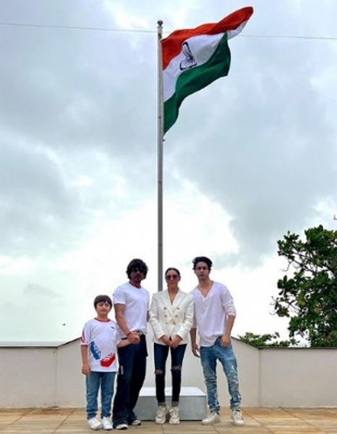 Shah Rukh Khan hoists Indian flag at Mannat