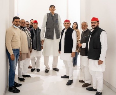 India's 'tallest man' Dharmendra Pratap Singh joins Samajwadi Party ahead of UP polls