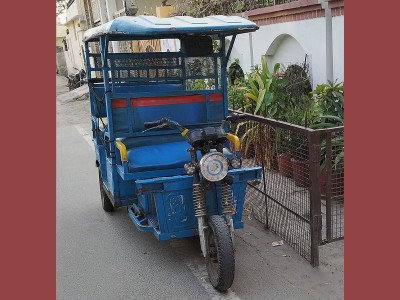 Seema earning  appreciation as first-rickshaw driver of Jammu