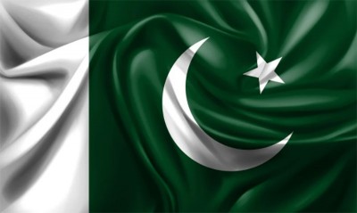 Blast rocks Pakistani train, several passengers hurt