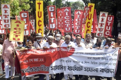 Bharat bandh: SUCI (C) activists take out rally in Kolkata