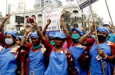 Mid-Day meal workers take out rally in Kolkata