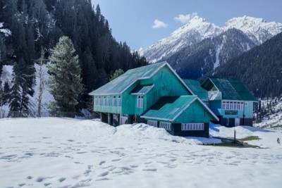 Upper reaches of Kashmir including Gulmarg receive fresh snowfall