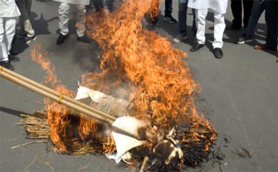 Jammu and Kashmir: Kashmiri Pandits burn effigy of Bitta Karate in Srinagar