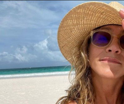 Jennifer Aniston's sun-kissed selfie clicked on a beach promises to make your day special