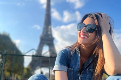 'Dilwale' Kriti Sanon says 'Bonjour' from Paris, check out her images