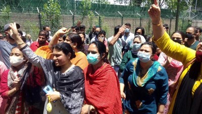 Jammu and Kashmir: School students, staff members pay tribute to Hindu teacher who was killed by terrorists in Kulgam