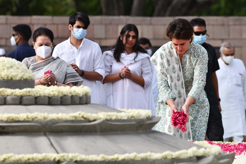 Sonia Gandhi pays tributes on Rajiv Gandhi’s death anniversary