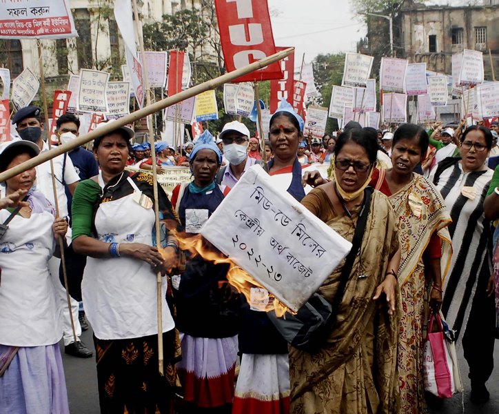 Mid-Day meal workers take out rally in Kolkata