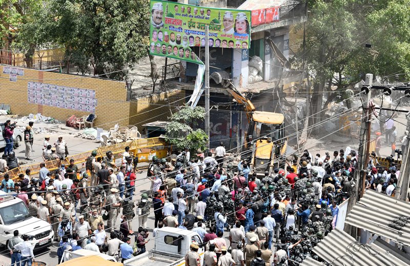 Delhi MCD attempts removing illegal construction in violence-hit Jahangirpuri area