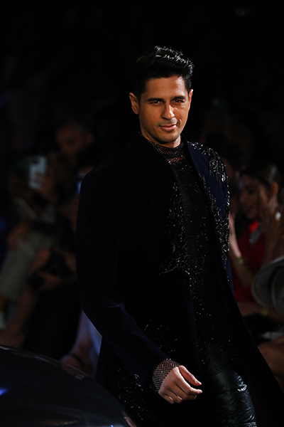 LFW: Sidharth Malhotra sets ramp on fire