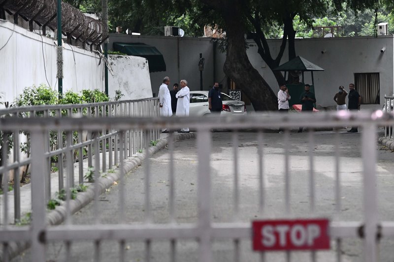 Ashok Gehlot interacts with Pawan Bansal after leaving Sonia Gandhi's residence