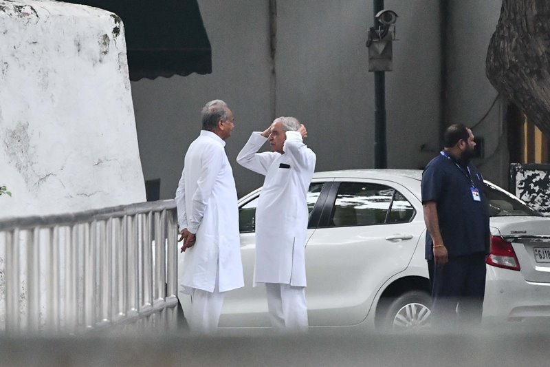Ashok Gehlot interacts with Pawan Bansal after leaving Sonia Gandhi's residence