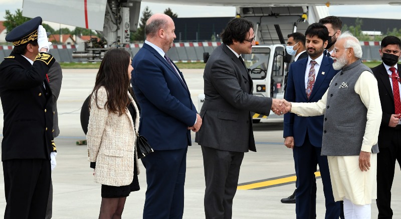 PM Modi arrives in Paris