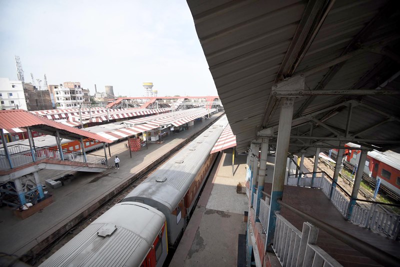 Agnipath: Passengers wait at Patna Railway Station due to Bharat Bandh