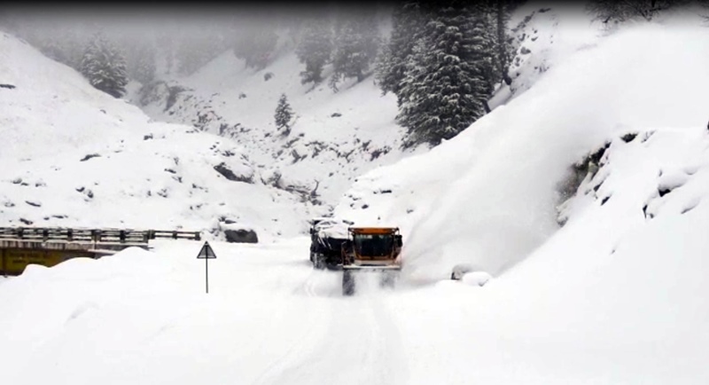 Zojila Pass kept open by BRO for first time in January