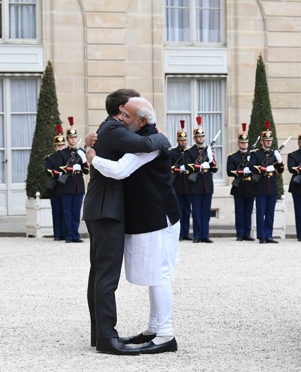 PM Modi arrives in Paris