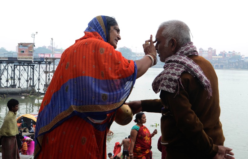 Makar Sankranti: Devotees take holy dip in the Ganges