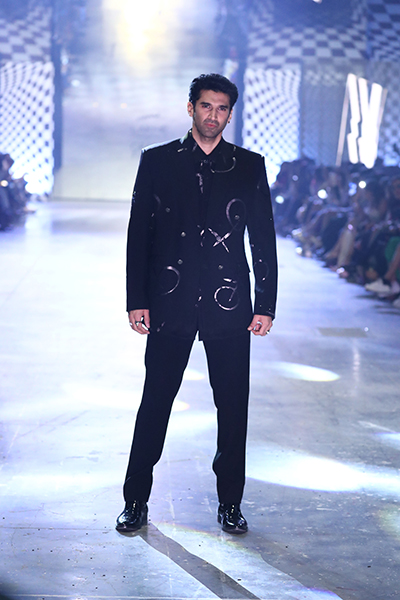 Ananya Panday, Aditya Roy Kapur sizzle LFW ramp as they turn showstoppers for Manish Malhotra