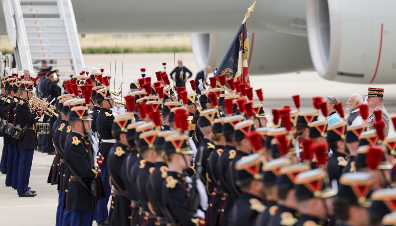 PM Modi receives ceremonial welcome on his arrival at Paris airport