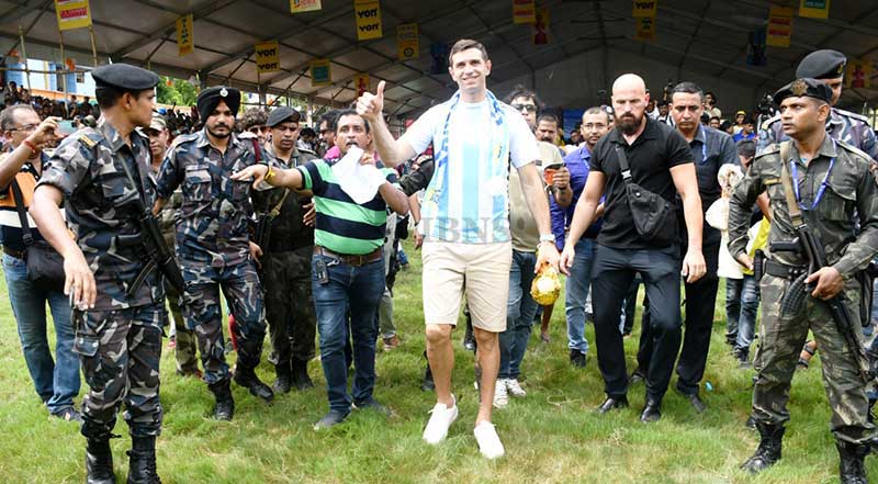 Argentina's World Cup-winning goalkeeper Emiliano Martinez wins hearts as he visits Kolkata